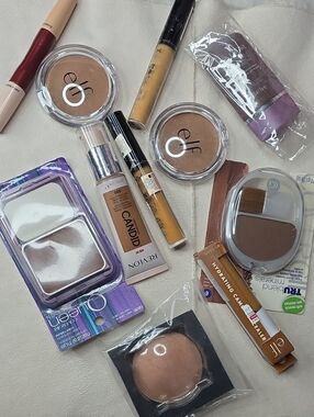 Women Makeup Bronzer & Concealer Set in A Mix Of Browns & Darker Shades Bundle